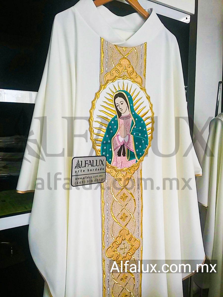 02 ROYAL Brocado Medallon Virgen